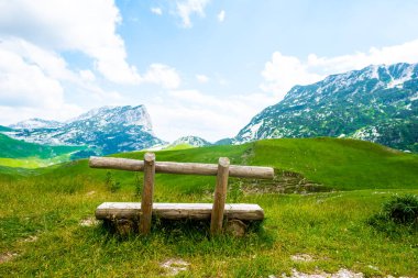 Durmitor massif, Karadağ güzel dağları ile ahşap Bank