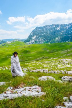 battaniye ayakta Durmitor massif, Karadağ yeşil vadi üzerinde çekici kadın