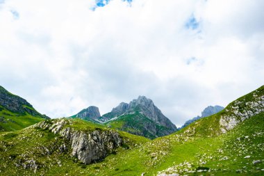 Rocky Dağları, yeşil çim ve bulutlu gökyüzü Durmitor massif, Karadağ