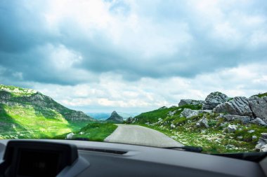 bulutlu gökyüzü Durmitor massif, Karadağ ile dağ yolda araba