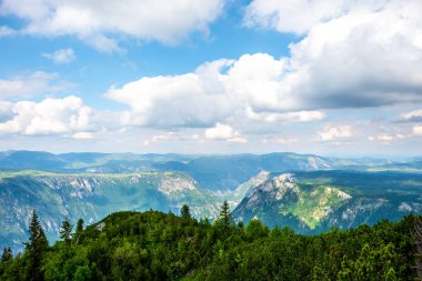 Durmitor massif, Karadağ dağlarda yukarıda bulutlu mavi gökyüzü