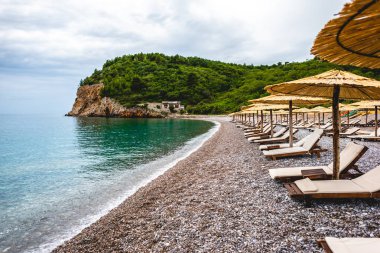 şezlong üzerinde boş beach, Adriyatik Denizi Budva, Karadağ