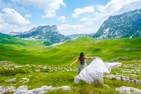 Melihat Kembali Wanita Berjalan Lembah Dengan Selimut Durmitor Massif Montenegro — Stok Foto
