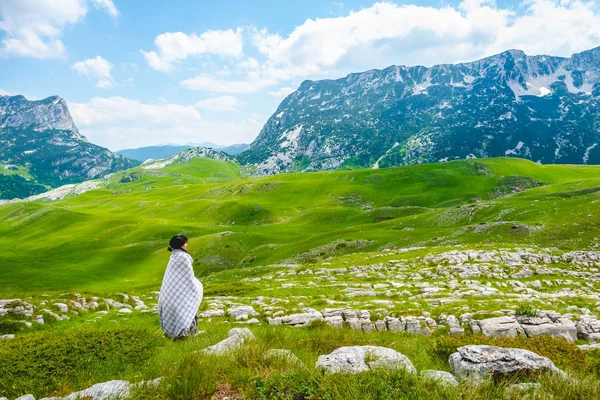 Woman Blanket Looking Valley Durmitor Massif Montenegro — Free Stock Photo