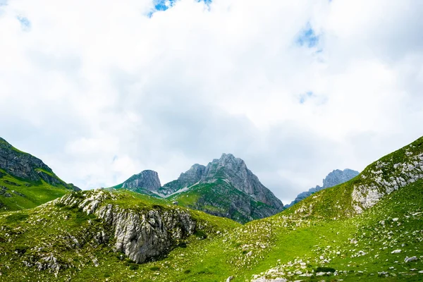 Montagne Rocciose Erba Verde Cielo Nuvoloso Nel Massiccio Del Durmitor — Foto Stock