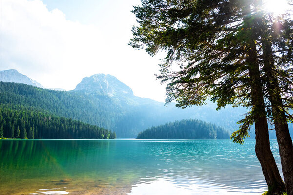 красивый Медвежья вершина и ледниковое Черное озеро в Черногории
