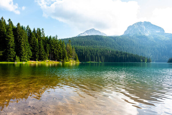 ландшафт ледникового Черного озера и гор Черногории
