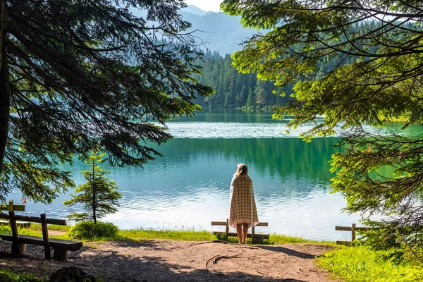 Back View Woman Blanket Looking Beautiful Glacial Black Lake Montenegro — Stock Photo, Image