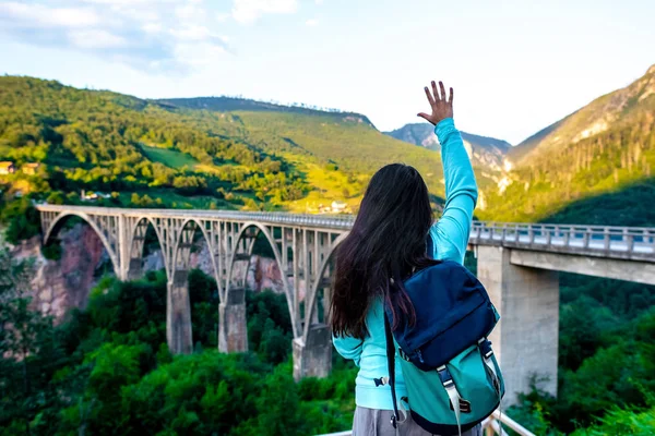 Visão Traseira Mulher Acenando Mão Para Ponte Arco Concreto Montenegro — Fotografia de Stock