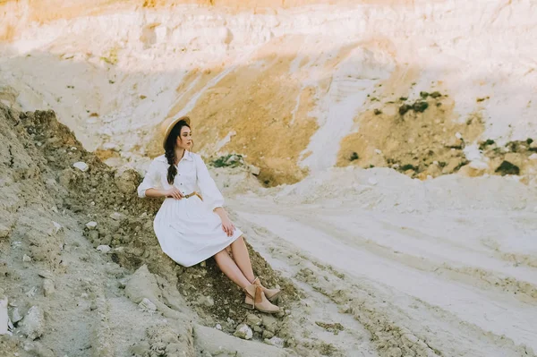 Elegantní Dívka Bílých Šatech Slaměný Klobouk Sedí Pískového Kaňonu — Stock fotografie