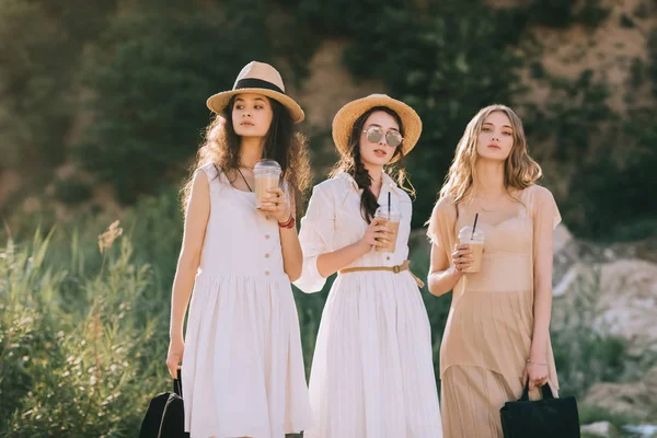 Beautiful Girls Stylish Straw Hats Holding Coffee Latte — Free Stock Photo