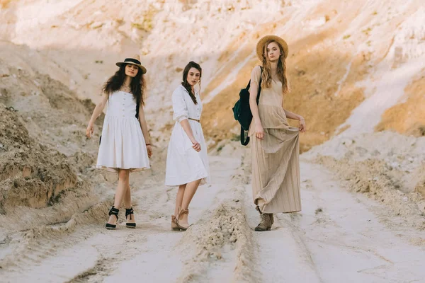 Hermosas Chicas Elegantes Vestidos Elegantes Posando Cañón Arena — Foto de Stock