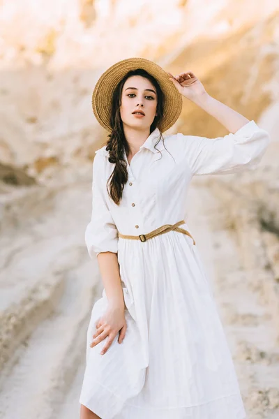 Uroczy Stylowa Dziewczyna Stwarzających Białej Sukni Słomkowy Kapelusz Piaszczyste Kanion — Zdjęcie stockowe