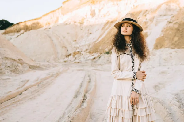 Aantrekkelijke Curly Girl Poseren Stro Hoed Zanderige Canyon — Gratis stockfoto