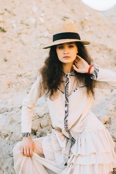 Attractive Curly Girl Posing Dress Straw Hat Sandy Canyon — Free Stock Photo