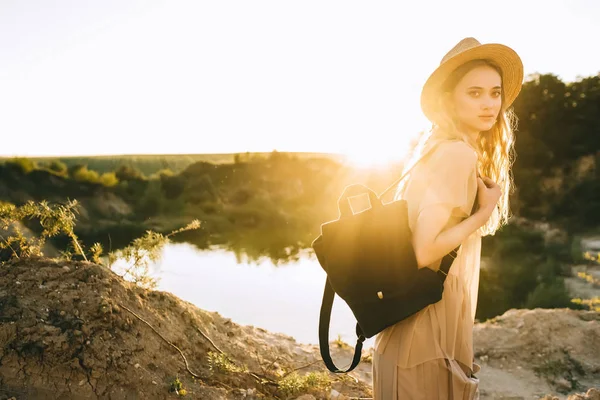 Stylish Elegant Girl Straw Hat Posing Backpack Lake Back Light — Stock Photo, Image