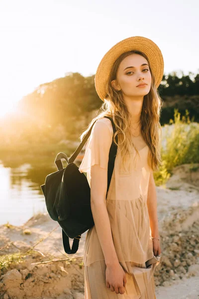 Привлекательная Стильная Девушка Модном Платье Позирует Черным Рюкзаком Возле Озера — стоковое фото