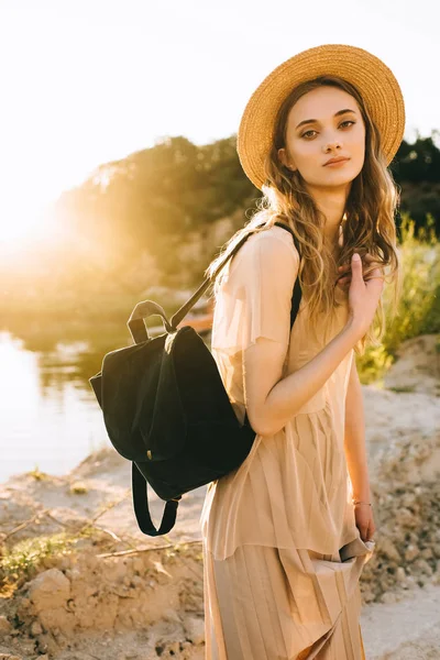 Schönes Mädchen Kleid Und Strohhut Posiert Mit Rucksack Teichnähe Mit — Stockfoto