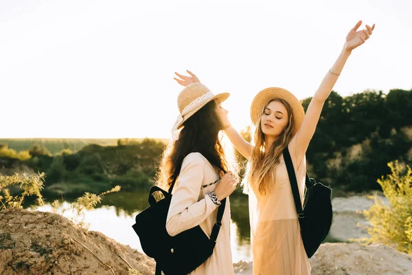 Beautiful Female Friends Straw Hats Backpacks Having Fun Lake Back — Free Stock Photo
