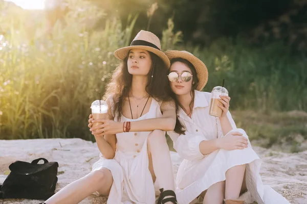 Belle Amiche Donne Cappelli Paglia Che Tengono Tazze Plastica Con — Foto Stock