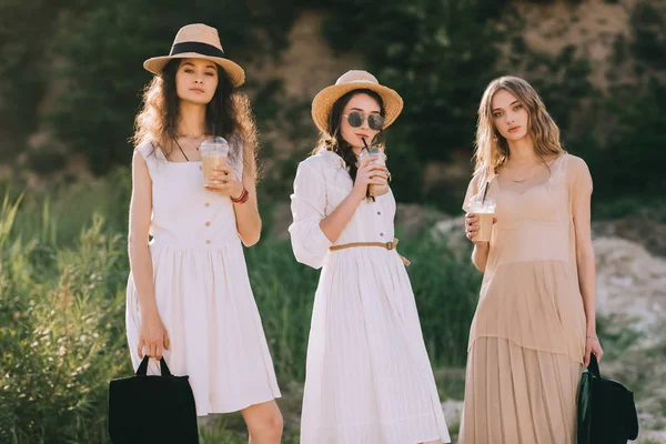 Attractive Stylish Women Straw Hats Coffee Latte — Free Stock Photo