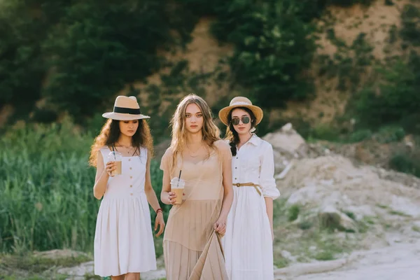 Chicas Atractivas Con Tazas Café Con Leche Caminando Naturaleza — Foto de Stock