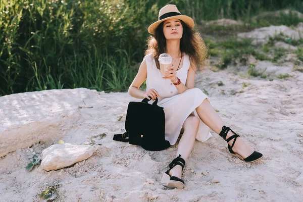 Elegante Chica Rizada Con Café Con Leche Mochila Negro Sentado — Foto de stock gratis