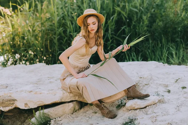Attractive Blonde Girl Elegant Dress Straw Hat Sitting Ground — Stock Photo, Image