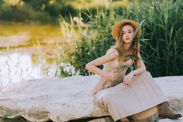 Attractive Girl Straw Hat Sitting Ground Pond — Free Stock Photo