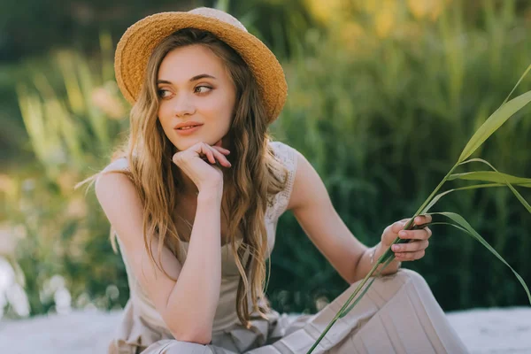 Beautiful Happy Girl Elegant Dress Straw Hat Sitting Ground — Free Stock Photo