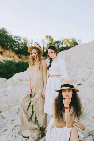 Meninas Bonitas Vestidos Moda Chapéus Palha Posando Canyon Arenoso — Fotos gratuitas