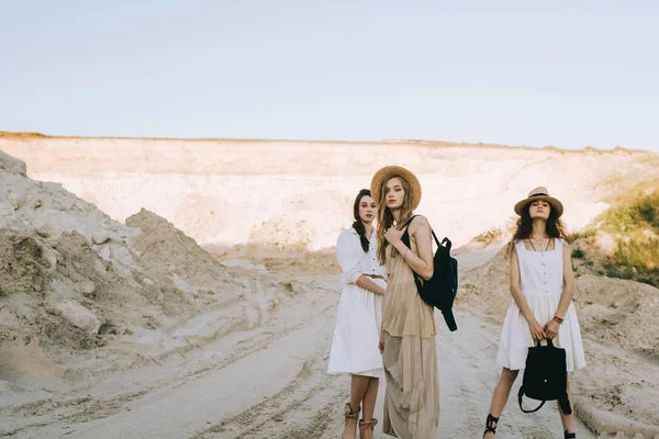 Beautiful Stylish Girlfriends Elegant Dresses Straw Hats Walking Sandy Canyon — Stock Photo, Image