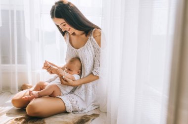 mutlu genç anne bebek çocuk ile katta evde otururken oynarken