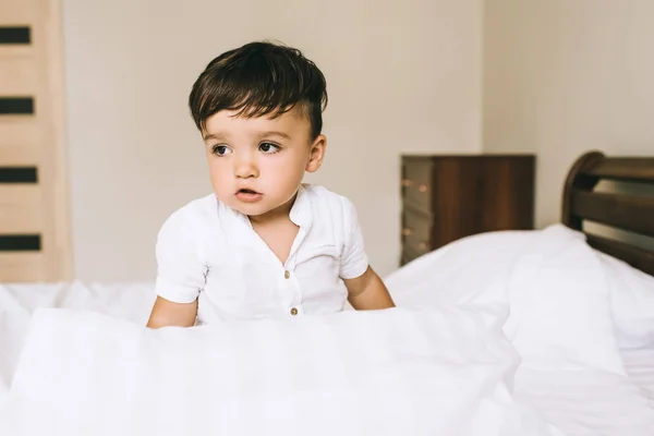 Close Portrait Adorable Little Child Sitting Bed — Free Stock Photo