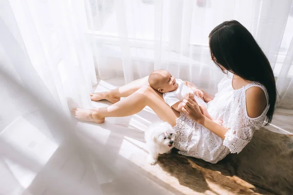 Feliz Jovem Mãe Brincando Com Seu Bebê Enquanto Sentado Chão — Fotografia de Stock