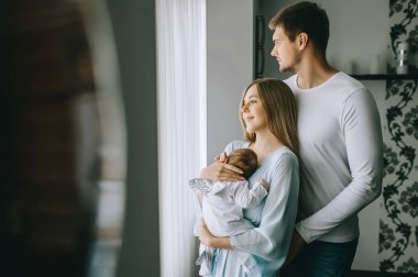 ailenin küçük oğlu evde perdeler önünde taşıyan seçici odak