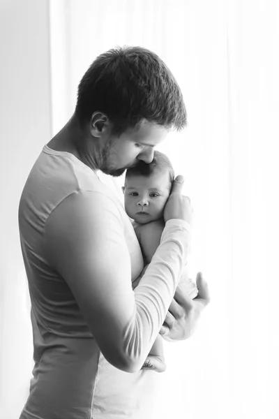 Zwart Wit Foto Van Vader Baby Jongetje Voor Gordijnen Thuis — Stockfoto