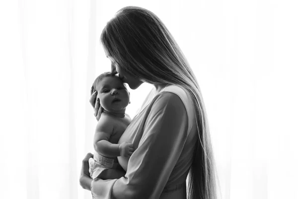 Zwart Wit Foto Van Moeder Kussen Baby Jongetje Voor Gordijnen — Stockfoto
