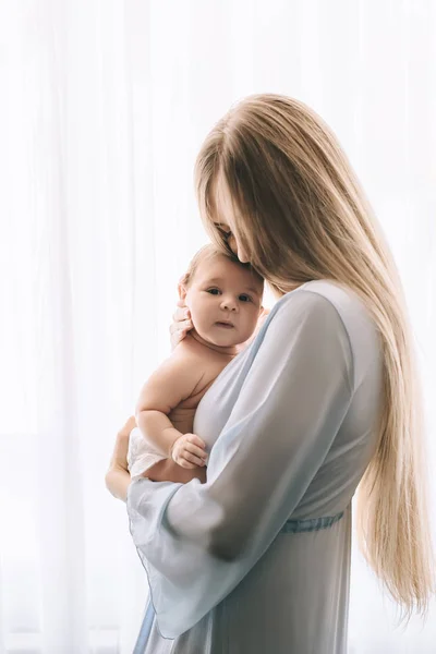 Schöne Mutter Trägt Kleinen Jungen Hause Vor Vorhängen — Stockfoto