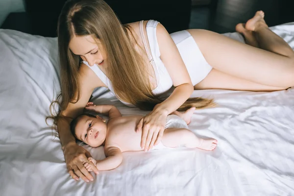 Hoge Hoekmening Van Gelukkige Moeder Tot Bed Met Kleine Babyjongen — Stockfoto