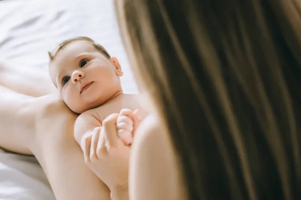 Imagen Recortada Madre Sosteniendo Lindo Bebé Niño Cama Casa — Foto de Stock