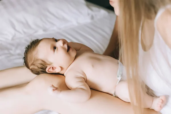 Levágott Kép Játszik Mosolygó Kis Baby Boy Ágyban Otthon Anya — Stock Fotó