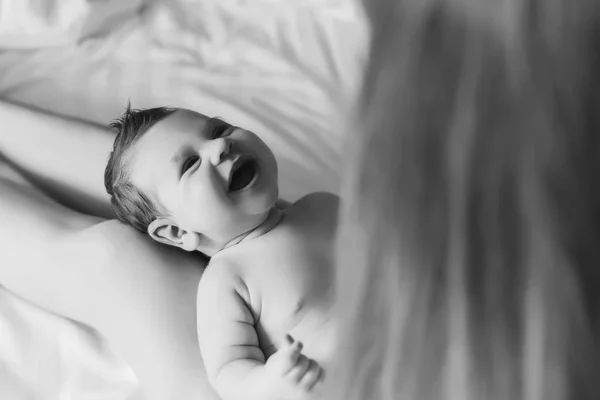 Küçük Oğlu Evde Yatakta Siyah Beyaz Ile Gülümseyen Iskambil Kadın — Stok fotoğraf
