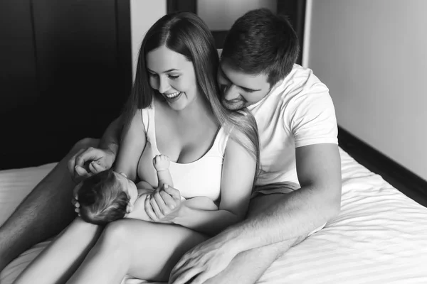 前後の自宅のベッドで幼児の息子と家族の再生を笑顔の白の画像 — ストック写真
