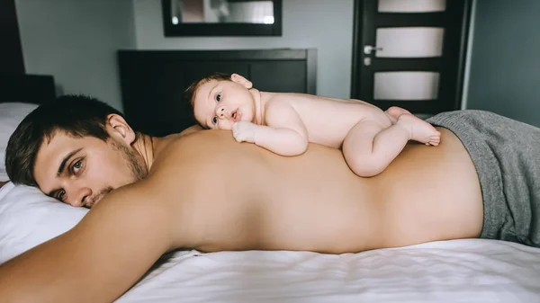 Adorable Infant Boy Laying Father Back Bed Home — Stock Photo, Image