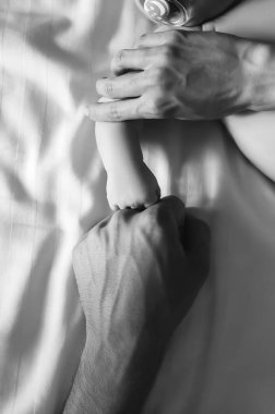 Yumruklarını baba ve küçük oğlu evde, yatakta siyah beyaz resim kırpılmış