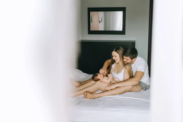 Foco Seletivo Família Feliz Brincando Com Filho Bebê Cama Casa — Fotografia de Stock