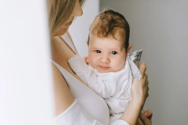 Selectieve Aandacht Van Vrolijke Moeder Uitvoering Van Kleine Babyjongen Thuis — Stockfoto
