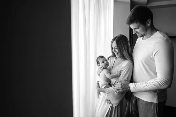 Foto Blanco Negro Familia Feliz Llevando Niño Pequeño Delante Las Fotos De Stock