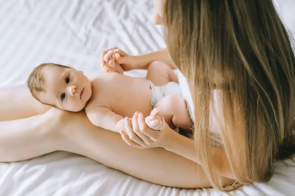 Enfoque Selectivo Madre Jugando Con Bebé Lindo Hijo Cama Casa Fotos De Stock Sin Royalties Gratis